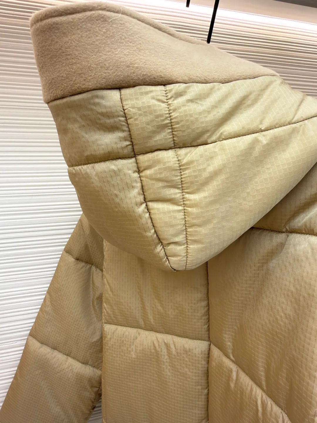 LOUIS VUITTON tear-resistant quilted hooded jacket ●Original version: Purchased and developed by 33886 ●Item number: 1681322-C65 ●Fabric: polyester fiber fabric ●Technology: Printing ●Color: Khaki ●Version: Fitted version ●Weight: about 650 grams ●Size: 36-38-40 ●Description: This style adopts a neat straight cut, which hides the lean body and allows free movement. The hood is equipped with a drawstring, which is windproof and practical. The inner lining is decorated with the brand's unique print, highlighting its unique personality in every detail, creating a dual charm both inside and outside. This style of clothing focuses on functional fabrics. The main fabric is made of 100% nylon, giving it excellent wear resistance and strength; the lining is 100% polyester, which brings a smooth touch and improves breathability and moisture removal. Made of polyester and cotton blend in some areas, it balances comfort and durability. In addition, the specially added polyvinyl chloride coating can effectively enhance the water and wind resistance of the product, making it highly practical. The overall wiring is straight and delicate, the fabric is comfortable and soft, and the color is consistent without color difference. It can be matched with the same style to create a fashionable look and control various occasions. Customized accessories, complete with three standards, same style for men and women!